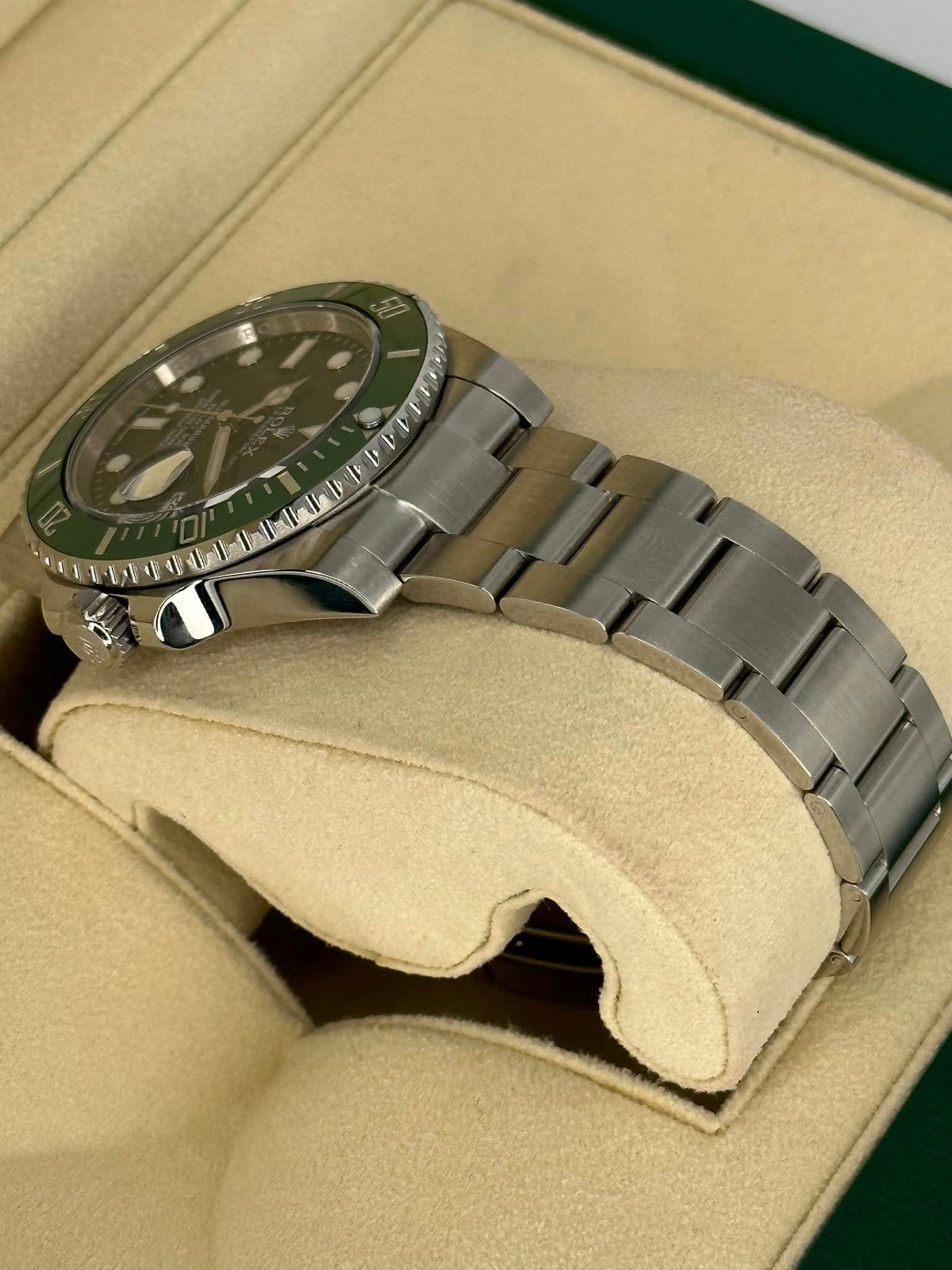 Rolex Submariner "Hulk" 116610LV 40mm Green Dial